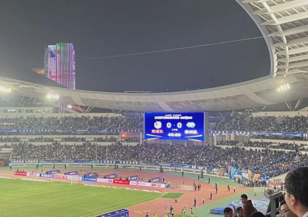 泰州点球4比3夺苏超冠军，6万人现场热度比英超还疯狂