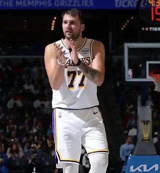 东契奇三场40+合计136分，NBA这火能把湖人烧醒？