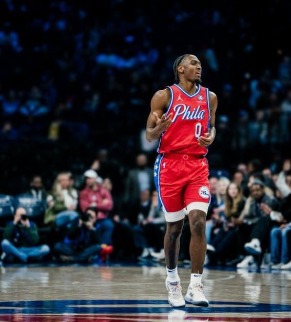 76人队109-108惜败绿凯，马克西与恩比德同场尴尬，NBA情绪戏码又来了