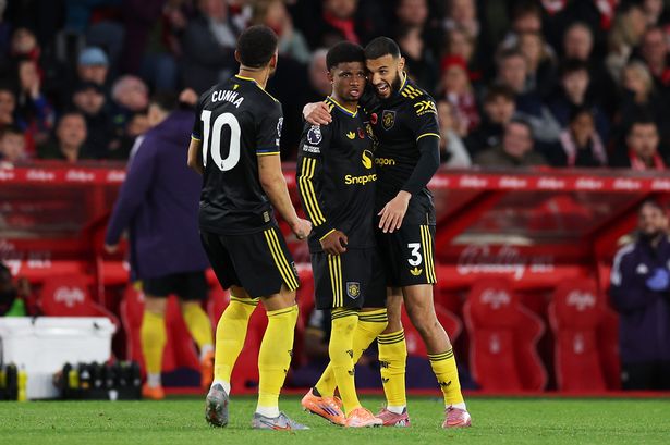 英超第10轮，曼联2-2平诺丁汉森林，评分两7一3谁背锅