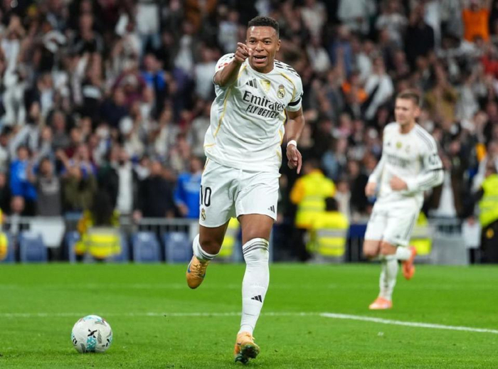 皇马4-0碾压瓦伦西亚，基利安·姆巴佩梅开二度，西甲10轮领跑成风向标