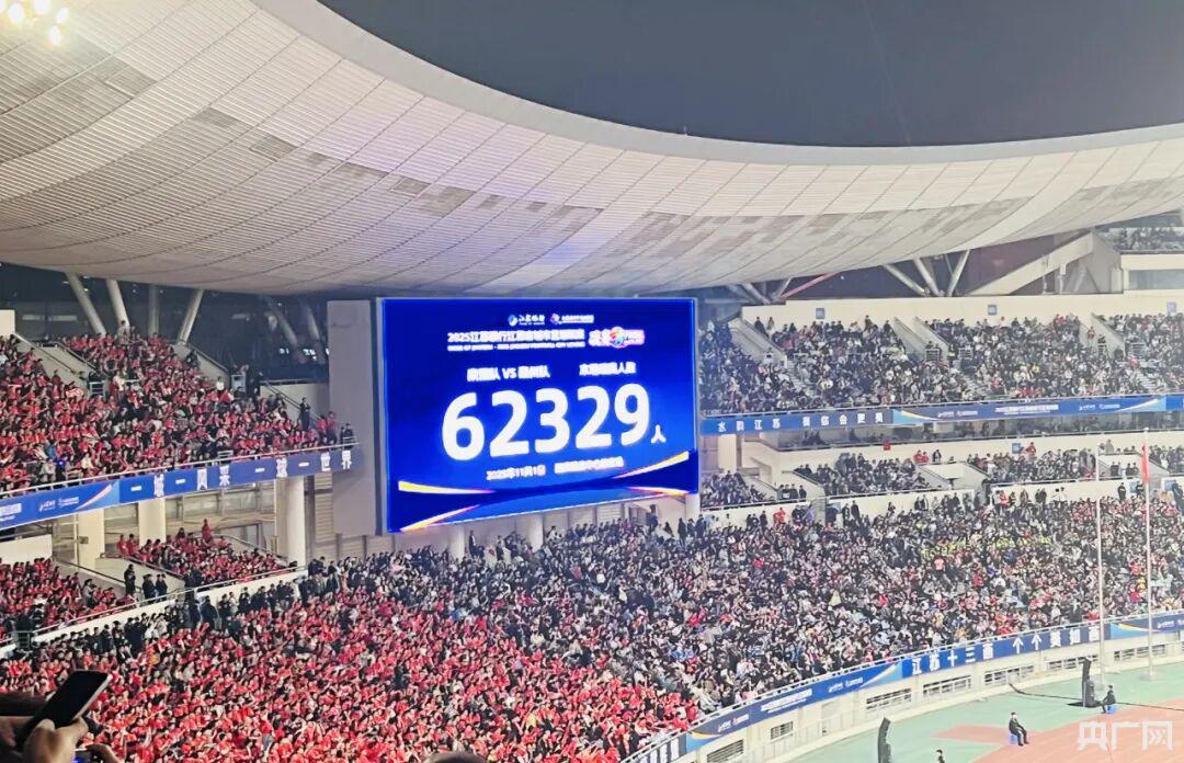 13城175天，苏超总决赛：泰州市夺冠让英超球迷也想搬来凑热闹