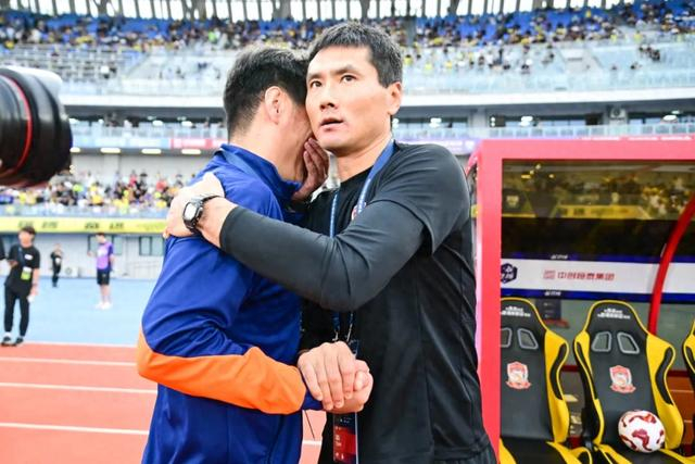 11月集训悬了？国足选帅2人进最后阶段，本土教练或担纲，英超和欧冠都在看笑话