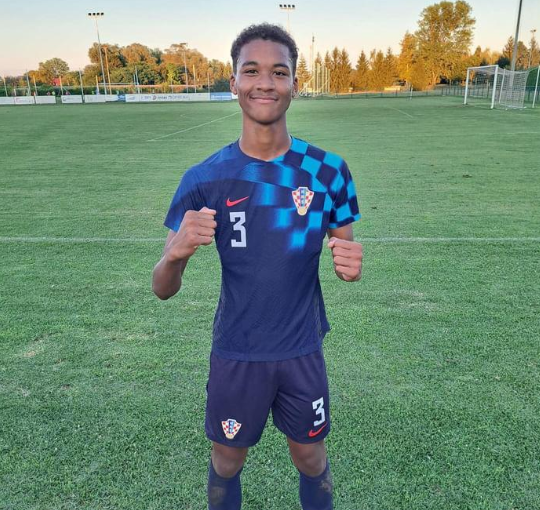 15岁193cm新星引5队争抢,英超曼联能抢到吗?