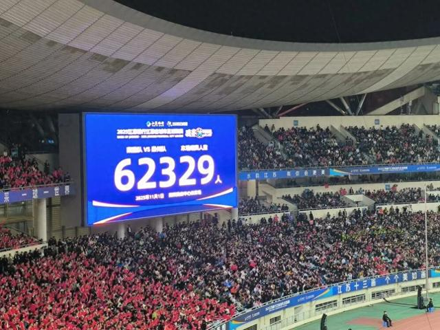 62329人围观！泰州点球4:3夺首届苏超冠军，13队鏖战78场