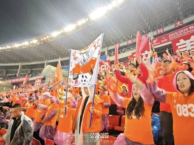 泸州2-0力克资阳，魏虹霖暴走2球：川超雨夜头球秀把川南争夺搅成火锅
