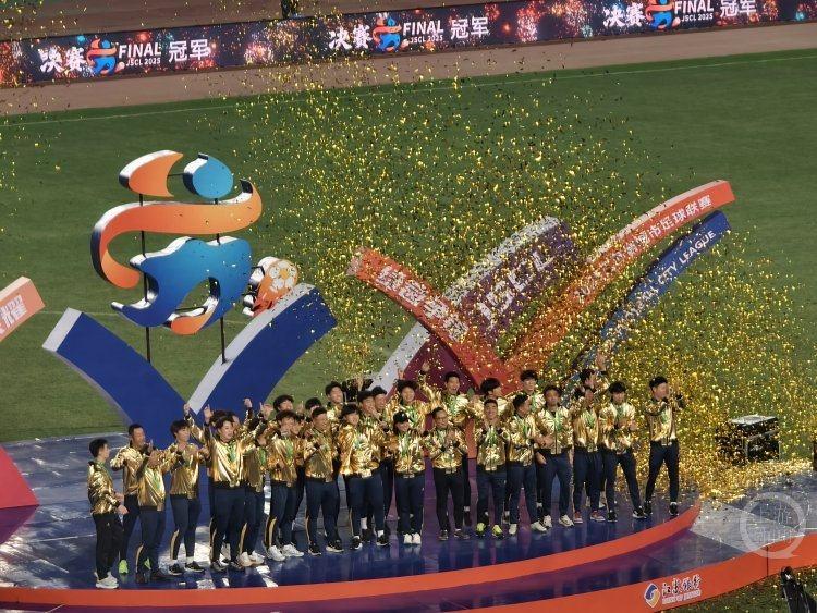 62329人见证泰州夺冠,苏超比英超还会带货和造城