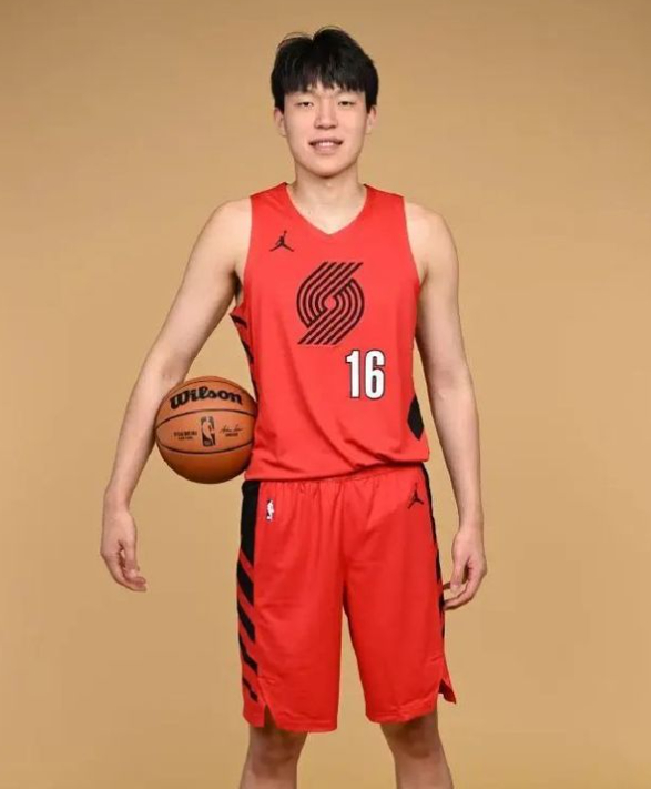 19岁杨瀚森被下放发展联盟，5场数据暴露NBA硬门槛