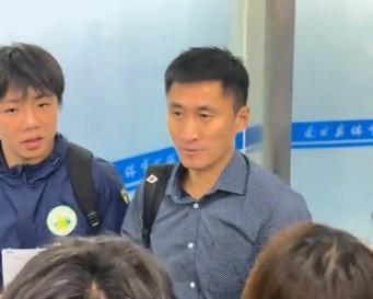 苏超决赛点球4-3：泰州队捧杯，马宁赛后被球迷围成移动邮局，连英超都嫉妒