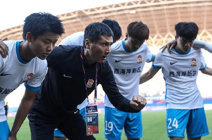 国足选帅变成3人游戏？邵佳一入围，英超式土洋对抗让人发笑