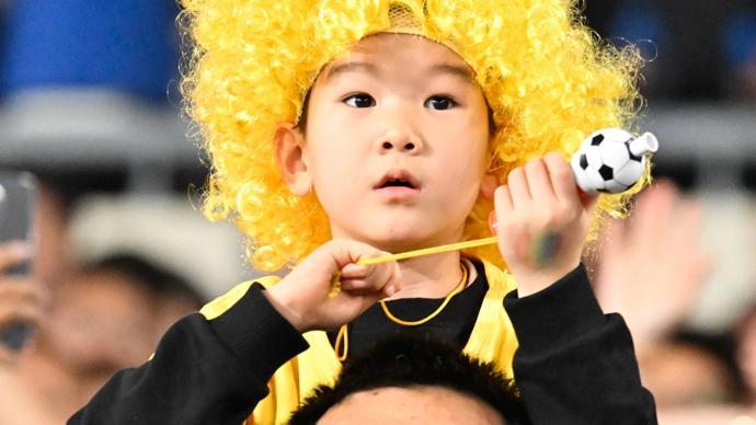 1个冠军和数万球迷:泰州挑落南通,苏超比中超联赛更像童话