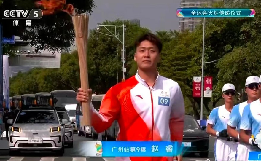 第9棒赵睿举火跑圈，全运会广州站比NBA热身还喧哗
