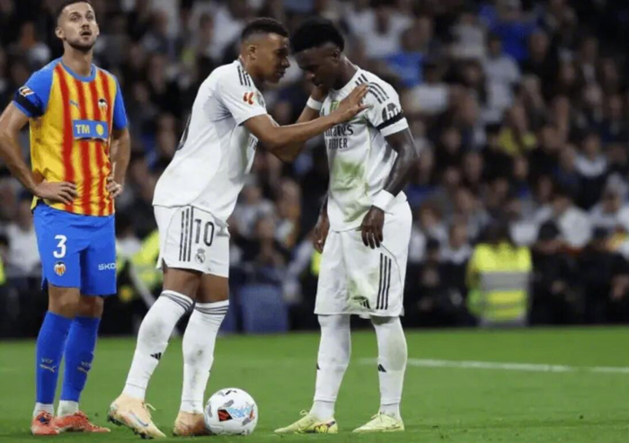 皇马4比0瓦伦西亚，维尼修斯点球风波，西甲把基利安·姆巴佩晾在一旁