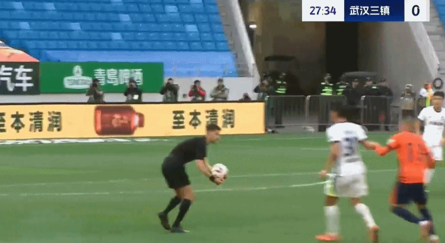 中超第29轮：青岛海牛1球领先却被裁判抱球，韦林顿怒怼这保级战荒诞