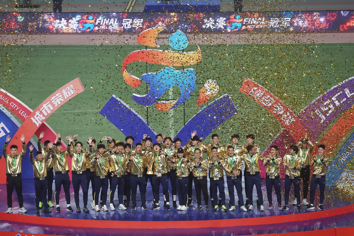 泰州连三轮点球夺冠，常规赛第6翻盘登顶苏超，江苏足球联赛“苏超”火出圈