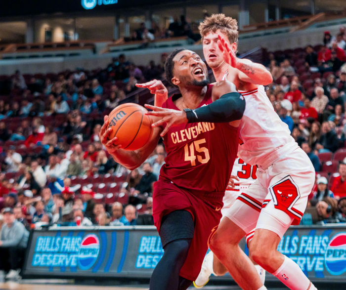 3胜3负碰头：骑士伤病成疑，老鹰内线火力，NBA常规赛谁更稳？