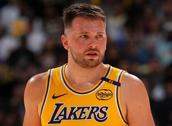 5场警报：东契奇45.3分横扫开局，特雷杨的NBA合同梦还能值3.5亿吗？