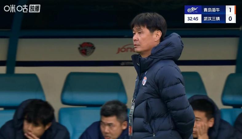 中超第29轮1-0：青岛海牛抢三保命，李霄鹏命太硬还带点运气