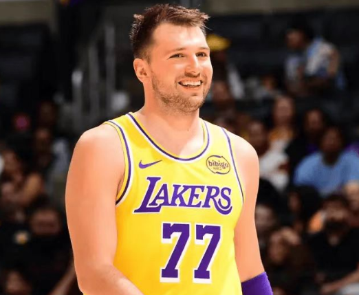 NBA：湖人4胜2负主场1胜2负，里夫斯能扛起球队吗？