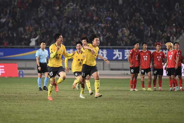 长春亚泰1轮提前降入中甲，泰州苏超点球4-3夺冠，两个世界的同一俱乐部