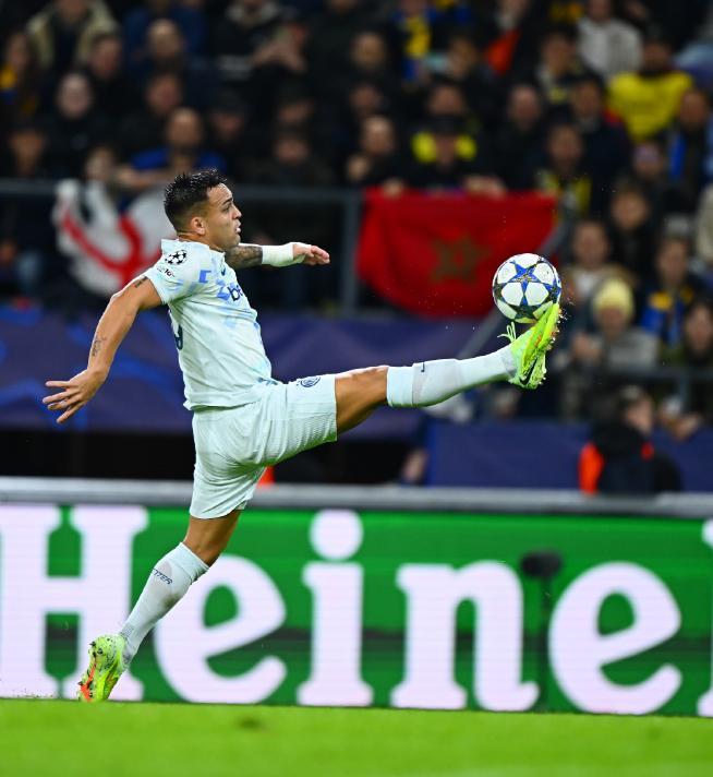 意甲第10轮2-1：国际米兰94分钟绝杀维罗纳，戏剧比VAR还带劲