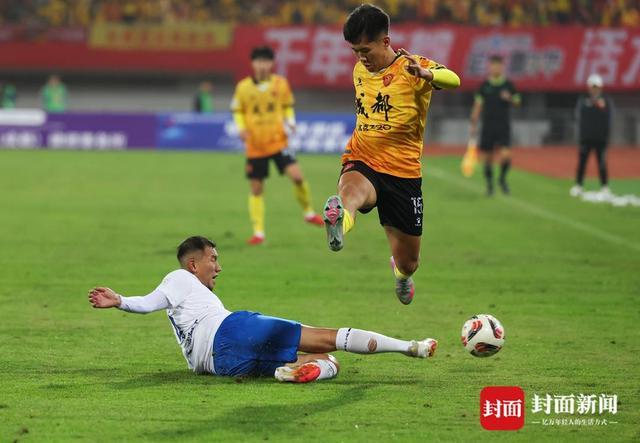 1-0险胜，川超联赛：成都队开场2分钟闪电破门，达州拼到抽筋