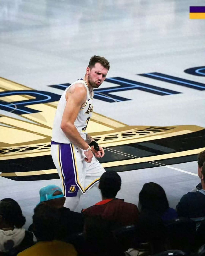 雷霆6连胜、马刺5连胜，NBA西部乱成一锅粥：开拓者上到第4，湖人快船挤第5第6