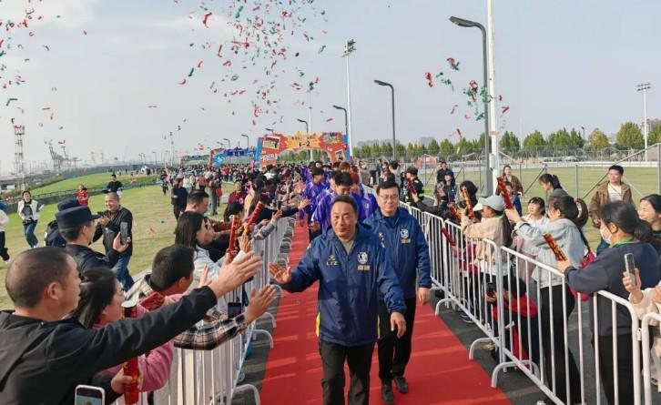 3000人接机，苏超亚军南通队归来南通市庆典式欢迎，连英超都要侧目