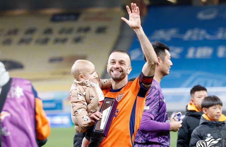 青岛海牛1-0拿下三镇，保级几成？中超末轮比英超还精彩的混乱