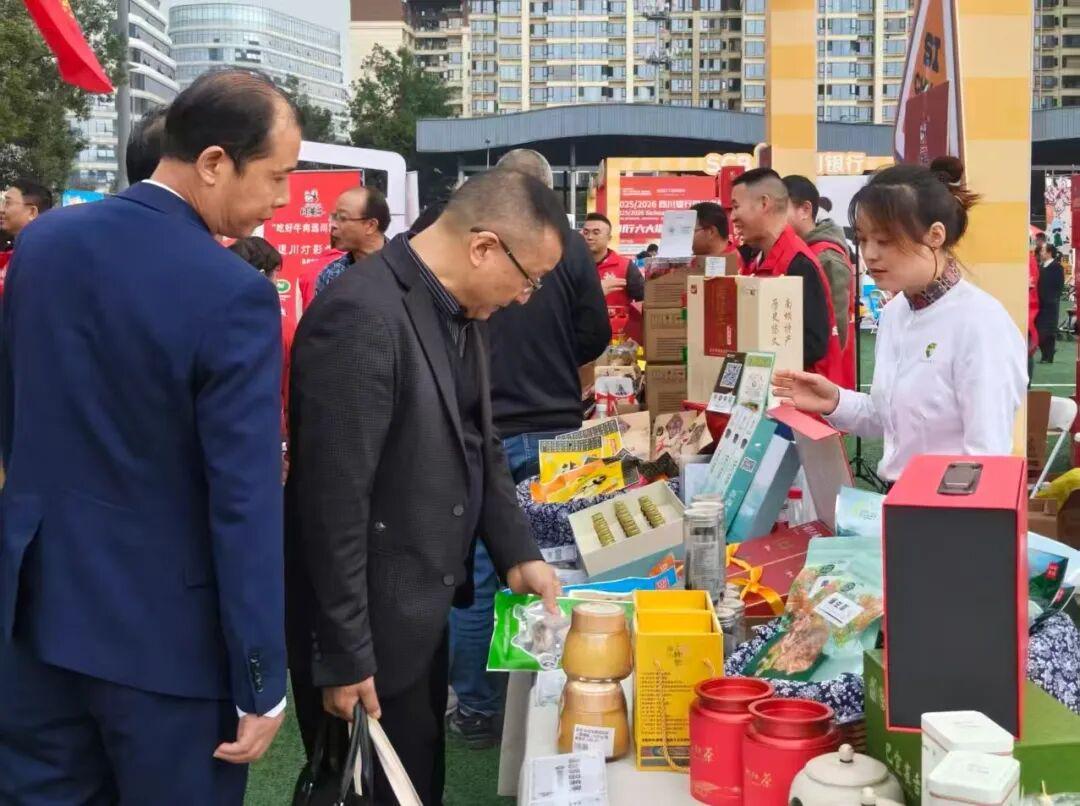 川超联赛1场比赛变集市？达州宣品把成都球迷逗乐了