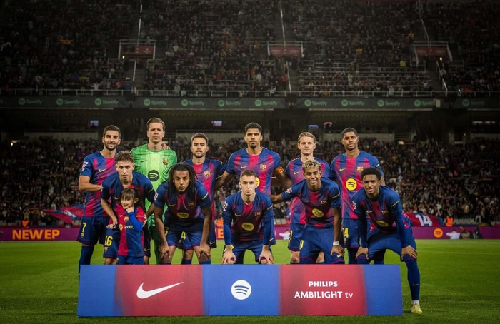 西甲战报:巴塞罗那3-1击败埃尔切,首发合影成话题