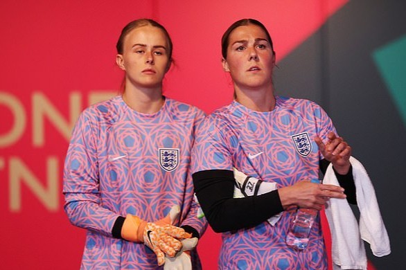 厄普斯自传1句炸锅英格兰门将圈：切尔西英超脸面去哪了，巴黎圣日耳曼也挨骂？