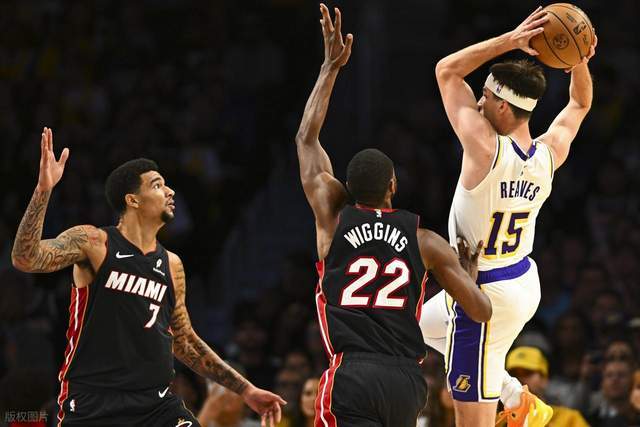 湖人半场77分冲出8-0开局，热火队追分像打补丁，NBA这场火药味够呛