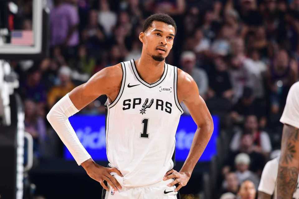 马刺队5连胜被终结，NBA太阳130-118爆冷，布克13助阿伦5记三分把防守打成摆设