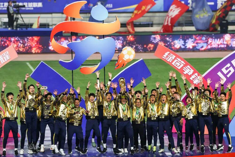 62329人见证泰州队点球4-3登顶，苏超一夜把英超颜面扯下