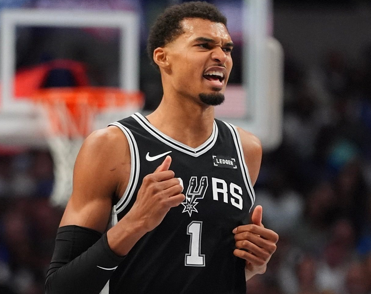 马刺5连胜被终结，118-130负太阳，NBA德文·布克28+13率队碾压