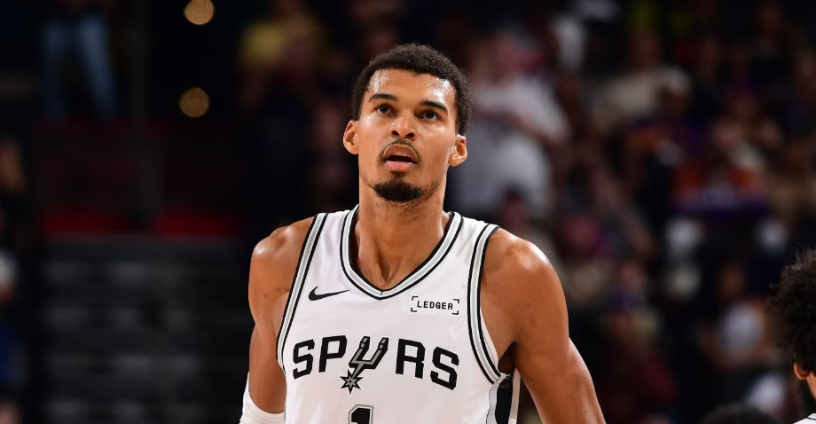 太阳31分碾压，马刺队首败：布克28+13，NBA谁还惦记文班亚马？