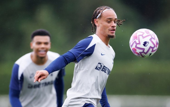 5200万引援还没开窍？英超第5热刺的西蒙斯，被比作曼联的卡梅隆·安东尼