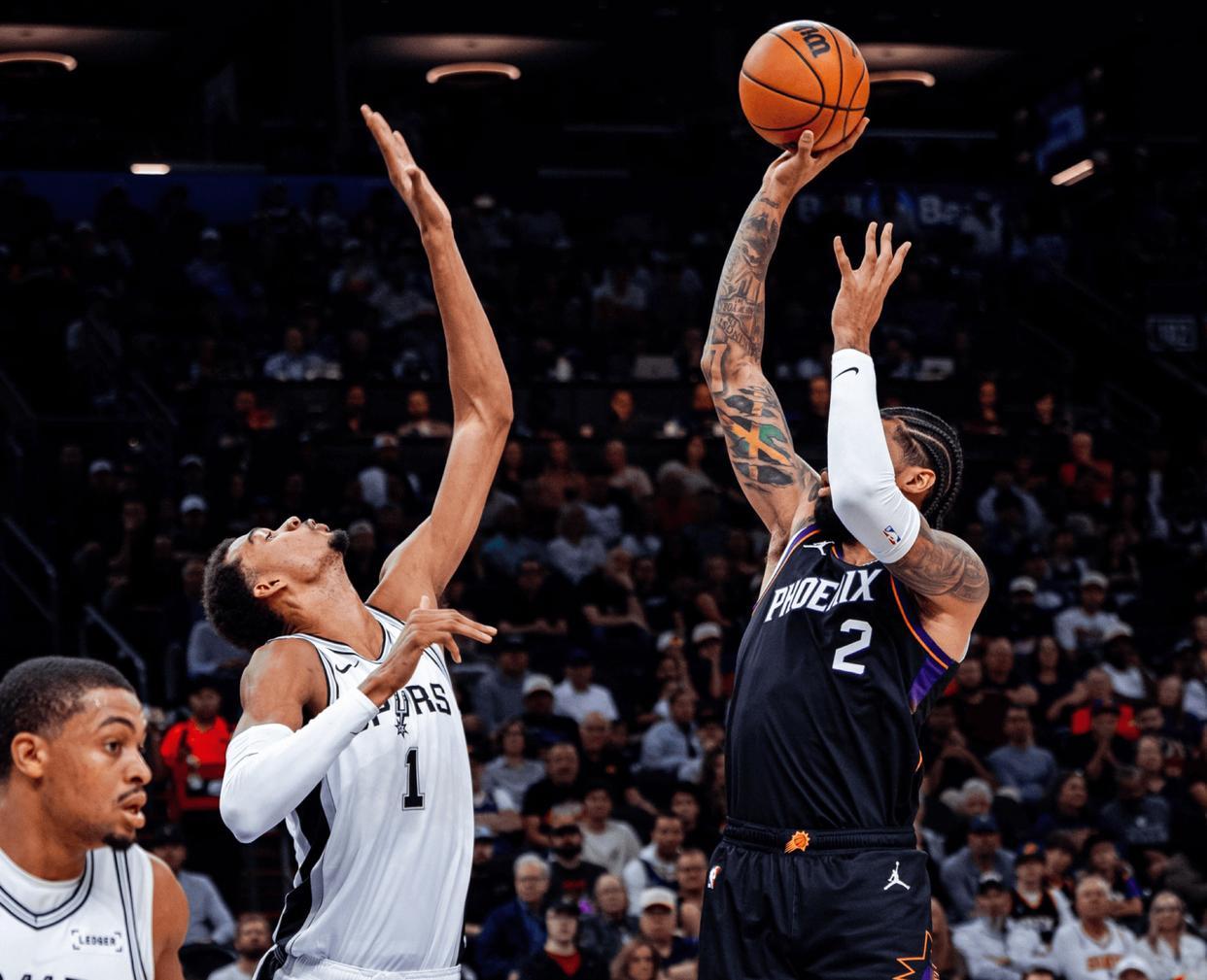 太阳130-118击破马刺5连胜，NBA布克28+13抢戏谁还能说不是？