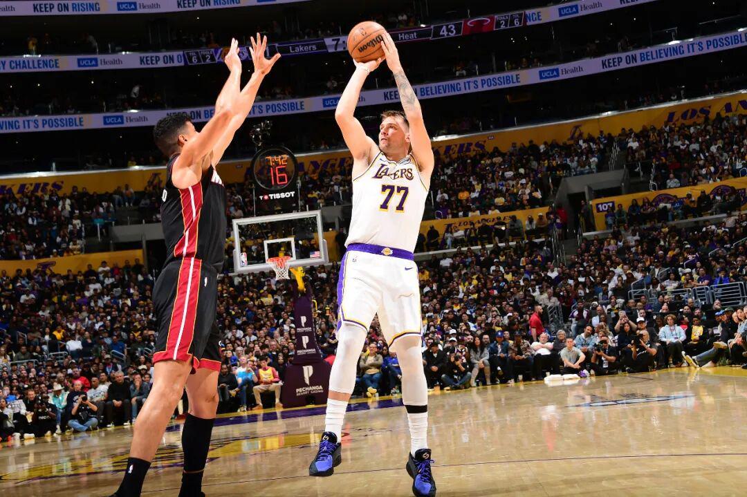 东契奇两场合计73分含三双，130-120击败热火，NBA湖人连胜？