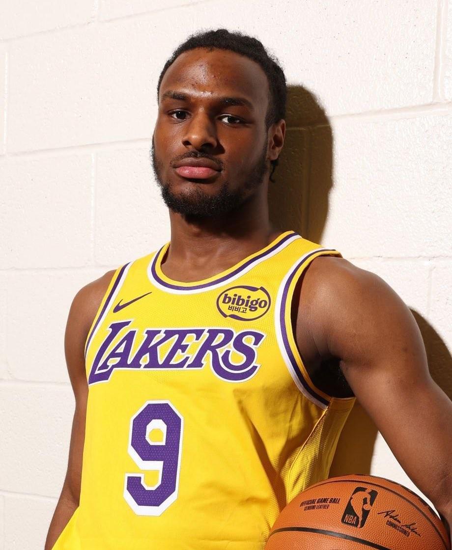 洛杉矶湖人队130-120胜热火，NBA三连胜里夫斯当家？