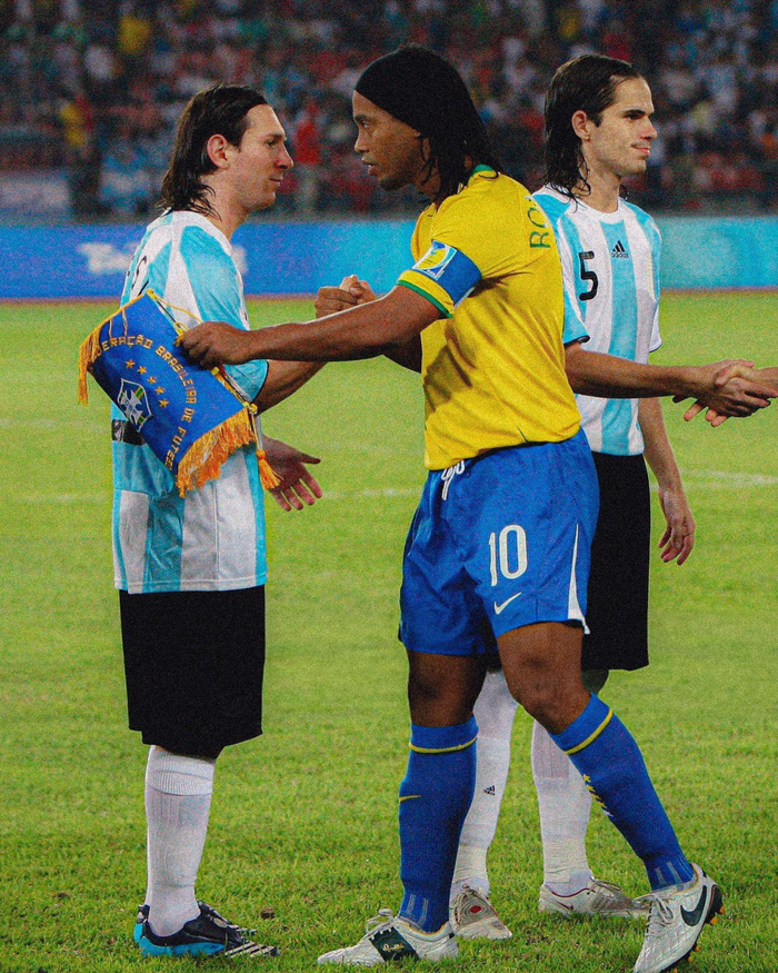 2位巴萨传奇同框，北京热舞：莱昂内尔·梅西与罗纳尔迪尼奥把西甲记忆带到英超球迷面前