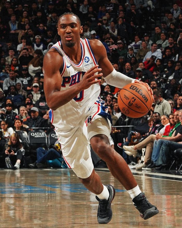 76人129-105大胜篮网：马克西开季6场25+，NBA少见的狂潮