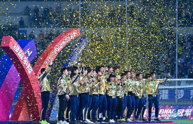 62329人挤进南京看苏超，泰州点球4-3夺冠：中超情结能被这场热度治愈吗？