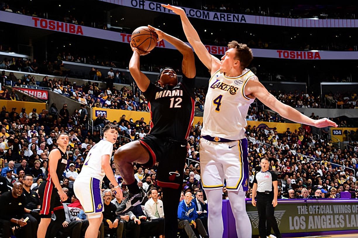 湖人130比120胜热火队，NBA西区5胜2负，史密斯底薪合同值几成？