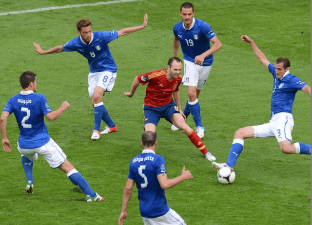 伊涅斯塔 vs 德科：2种中场魔术，西甲和欧冠都得选边？