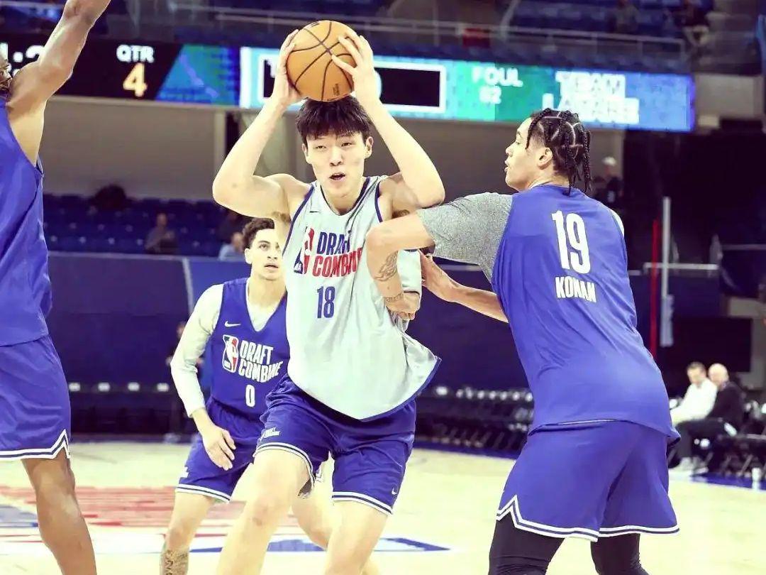 一场场边送鞋引争议，杨瀚森在NBA的人情课比球技更难学