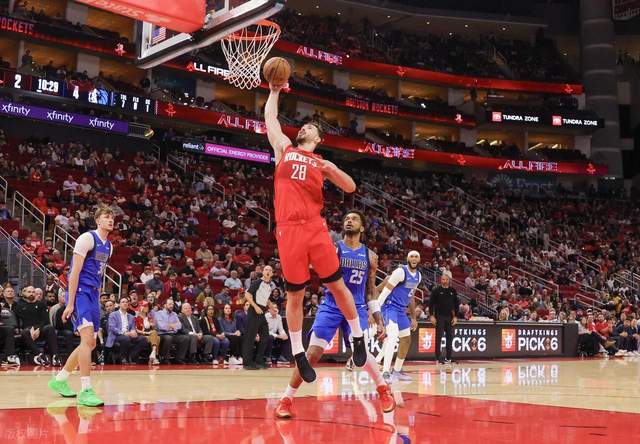 火箭半场58-55领先，NBA拉锯战里伊森顶替史密斯引发争议