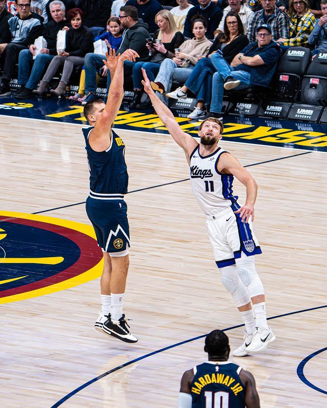 130-124险胜！约基奇34分14助攻碾压国王，NBA高原之夜谁还能说话？