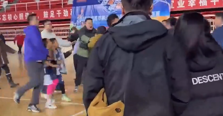盘锦U10小篮球赛爆发斗殴,家长动作堪比英超红牌和NBA混战
